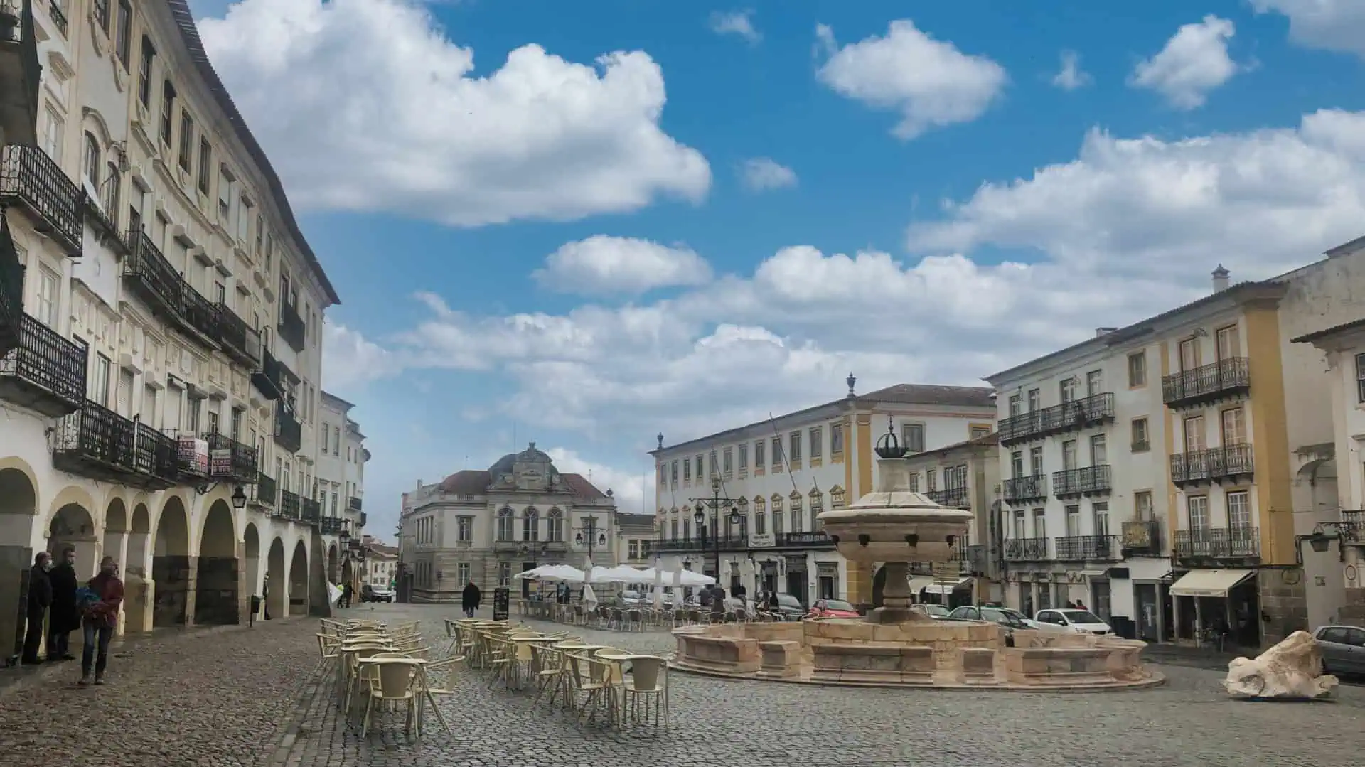 Giraldo Square (Praça do Giraldo) in the centre of Évora Giraldo Square (Praça do Giraldo) in the centre of Évora, a popular day trip form Lisbon, famous for its food and wine